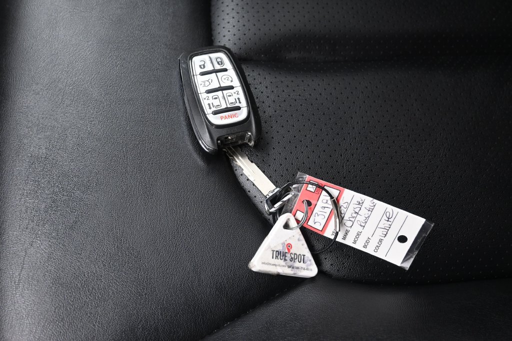 Used 2025 Chrysler Pacifica Select FWD image 21