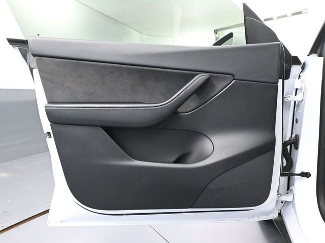 Used 2022 Tesla Model Y Long Range image 16