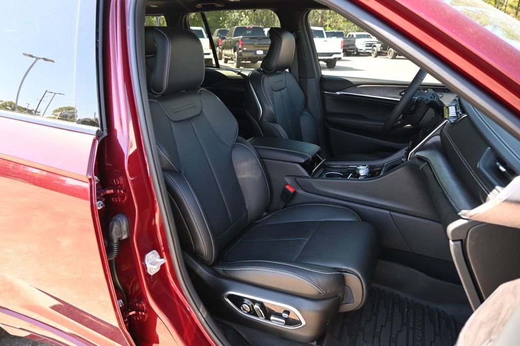 Used 2025 Jeep Grand Cherokee Overland w/ Luxury Tech Group IV image 24