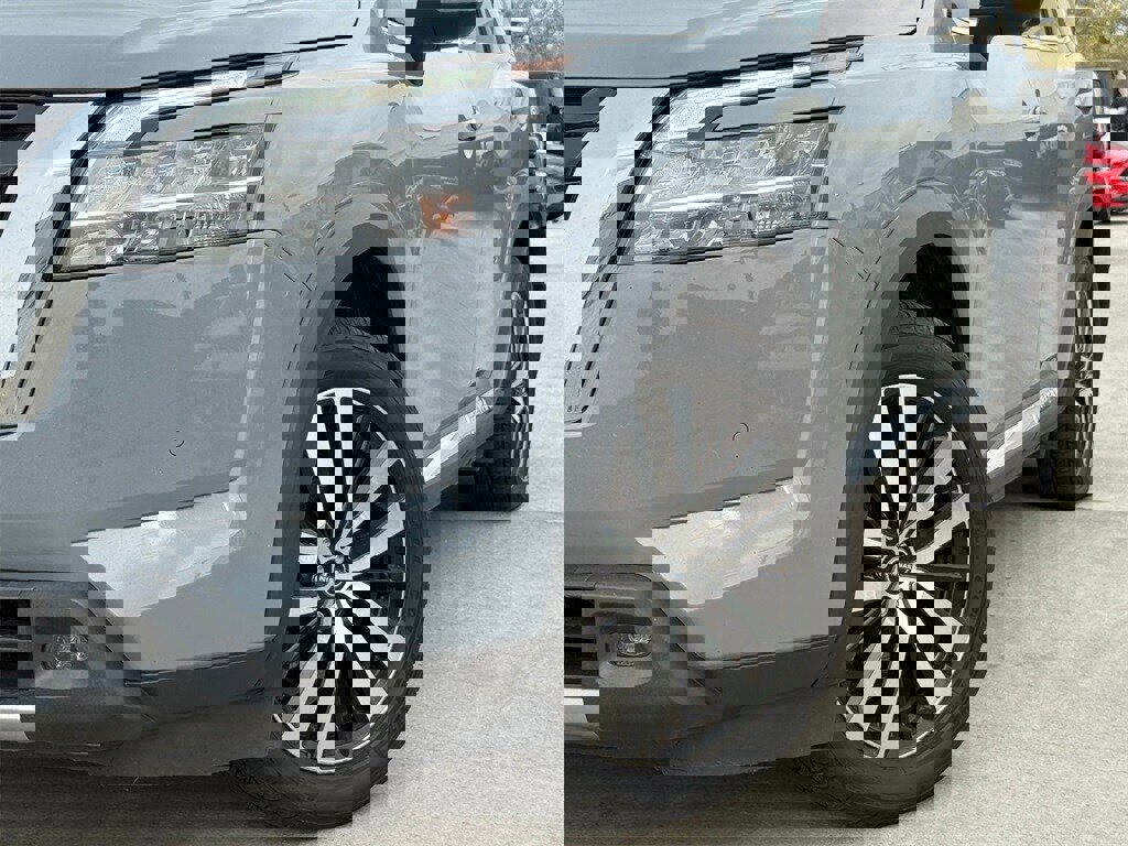 Used 2023 Nissan Pathfinder Platinum w/ Lighting Package (N92) image 2