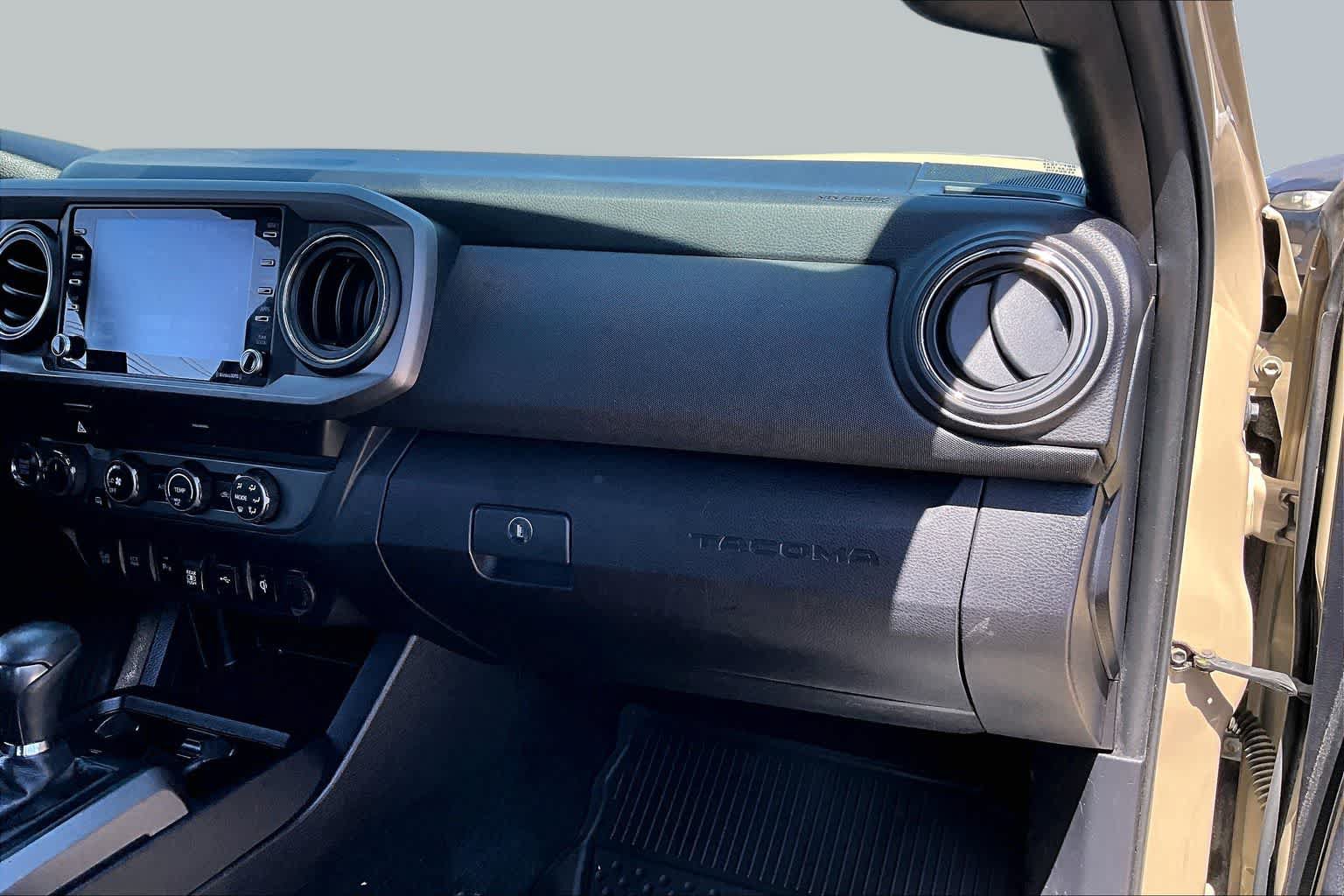 Used 2020 Toyota Tacoma TRD Sport w/ Technology Package AWD/4WD image 17