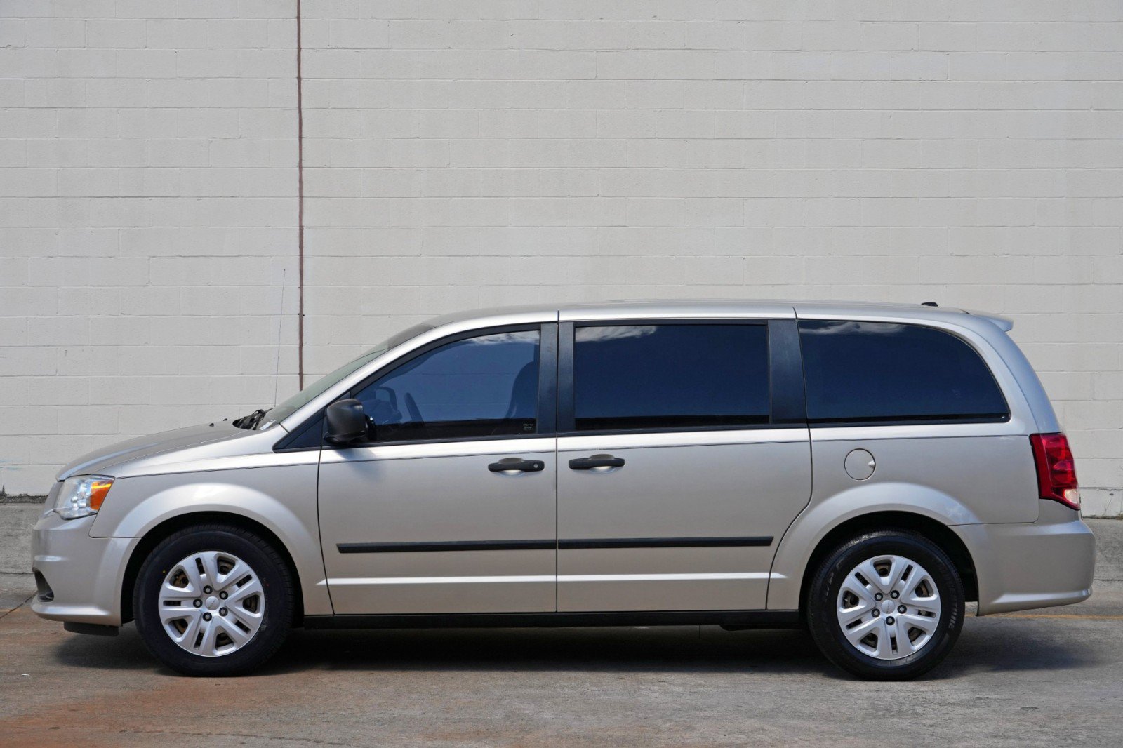 Used 2015 Dodge Grand Caravan American Value Package w/ UConnect Hands-Free Group FWD image 37