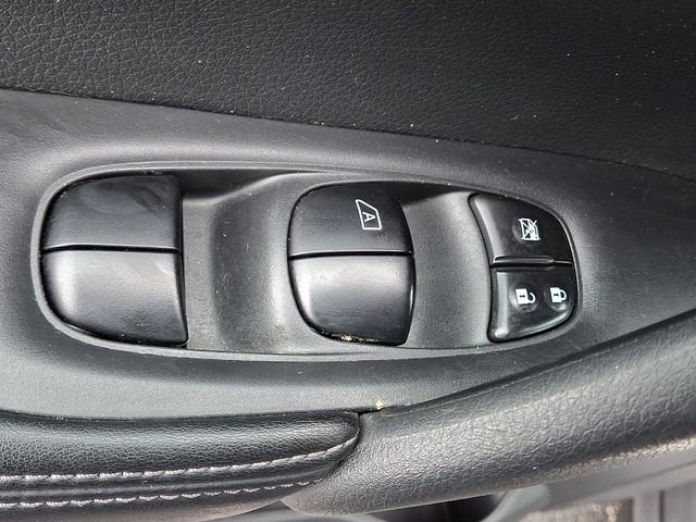 Used 2018 Nissan Rogue SV image 28