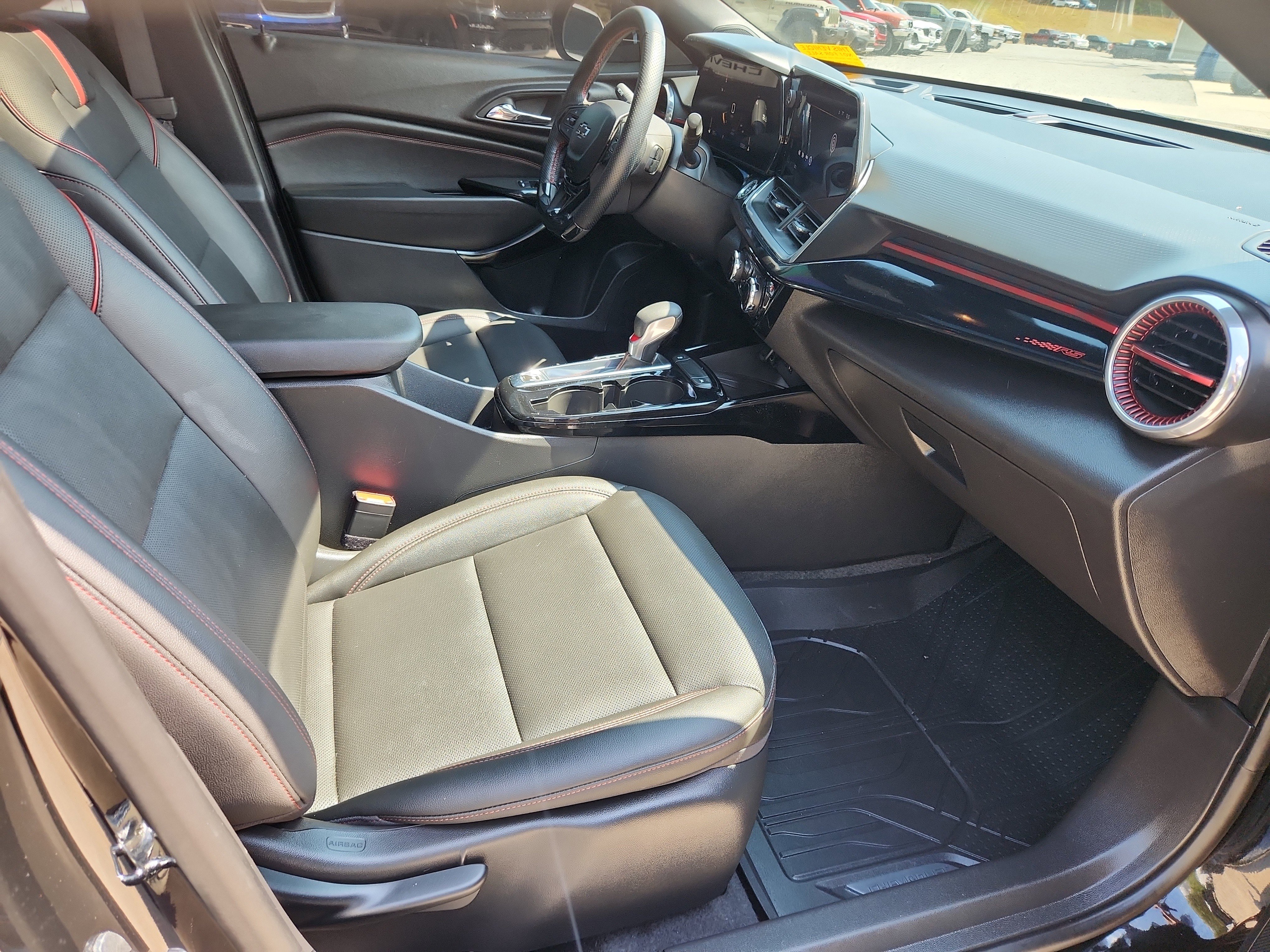 Used 2025 Chevrolet Trax RS w/ Sunroof Package FWD image 47