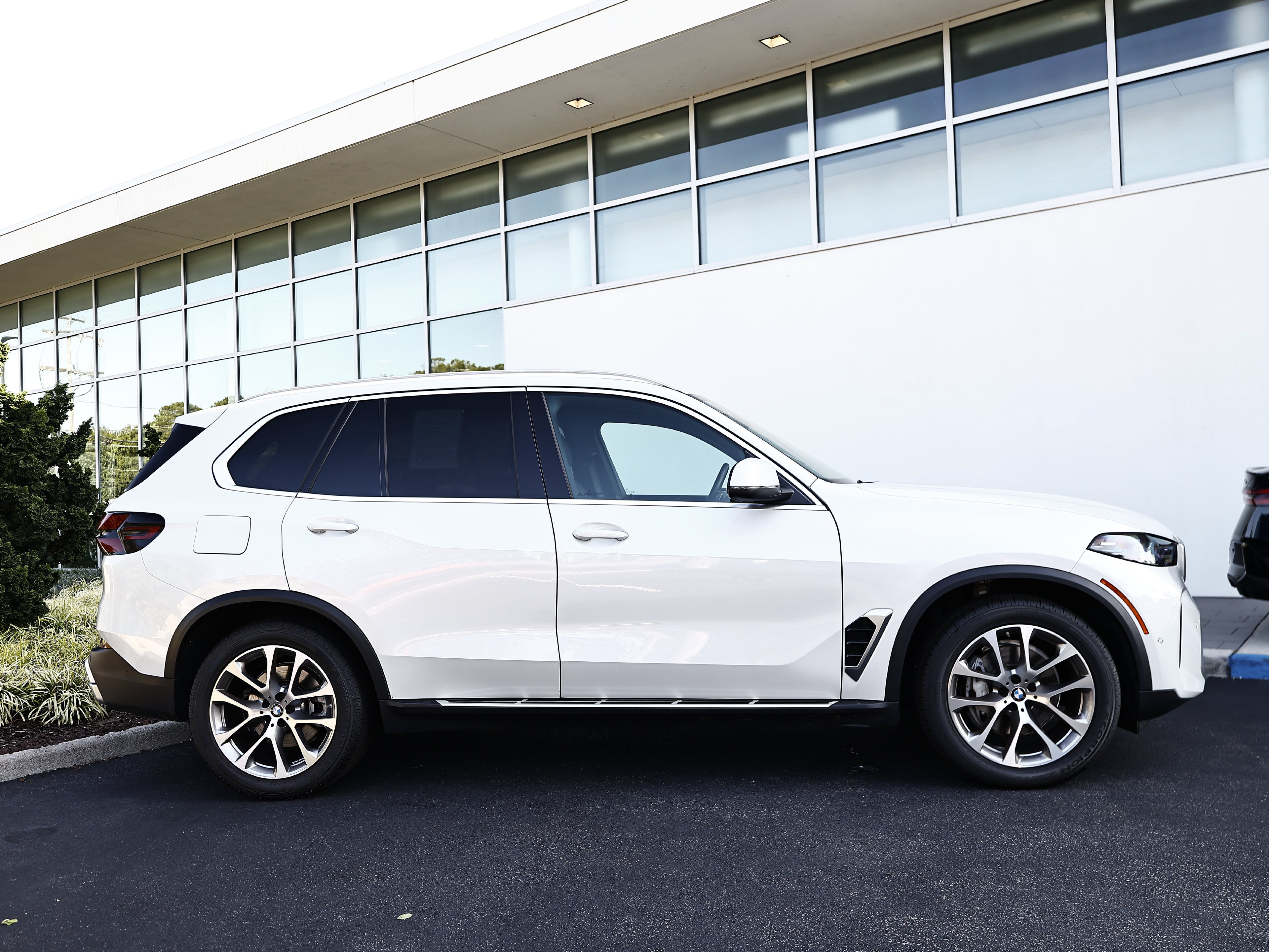 Used 2025 BMW X5 xDrive40i AWD/4WD image 4