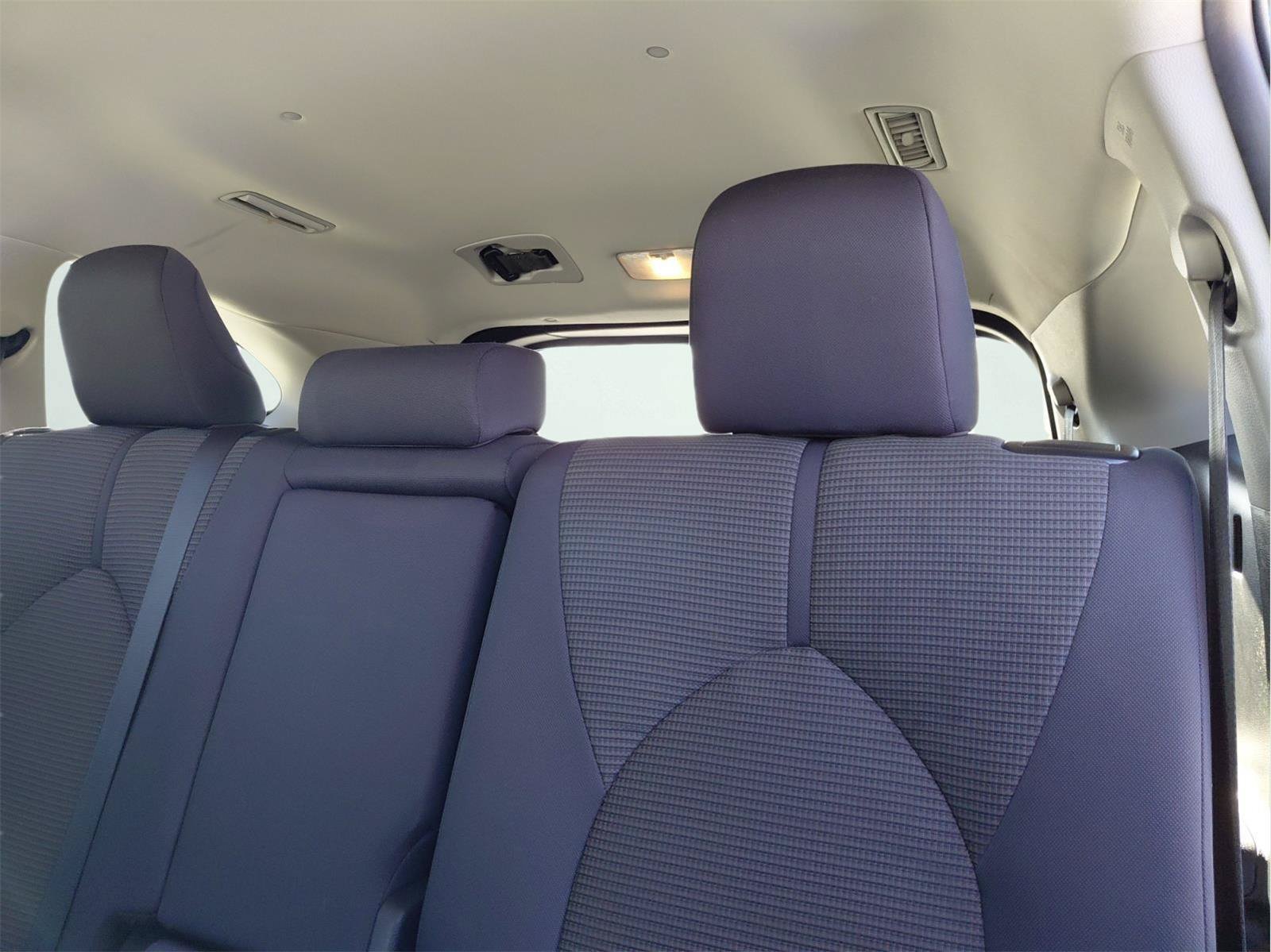 Used 2024 Toyota Highlander LE AWD/4WD image 4