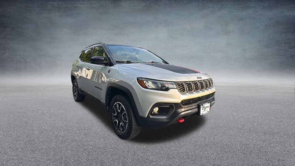 Used 2025 Jeep Compass Trailhawk AWD/4WD image 3
