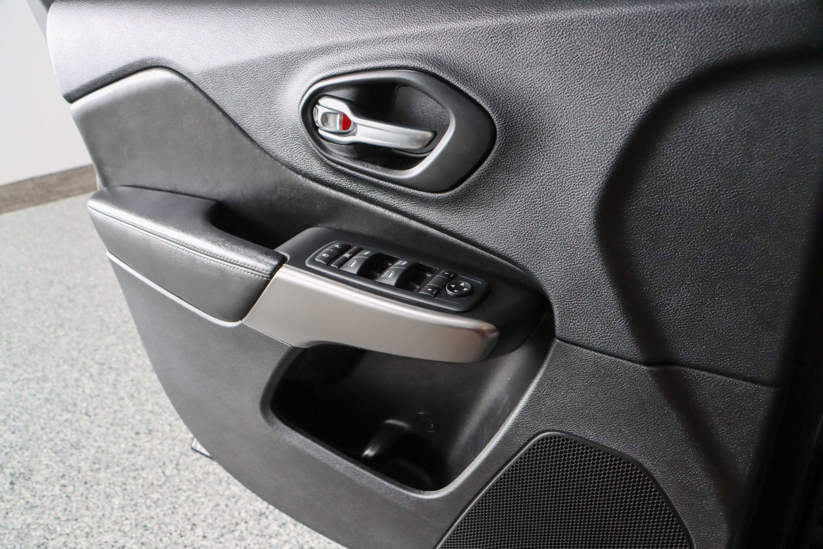 Used 2021 Jeep Cherokee Latitude Lux w/ Sun & Sound Group AWD/4WD image 22