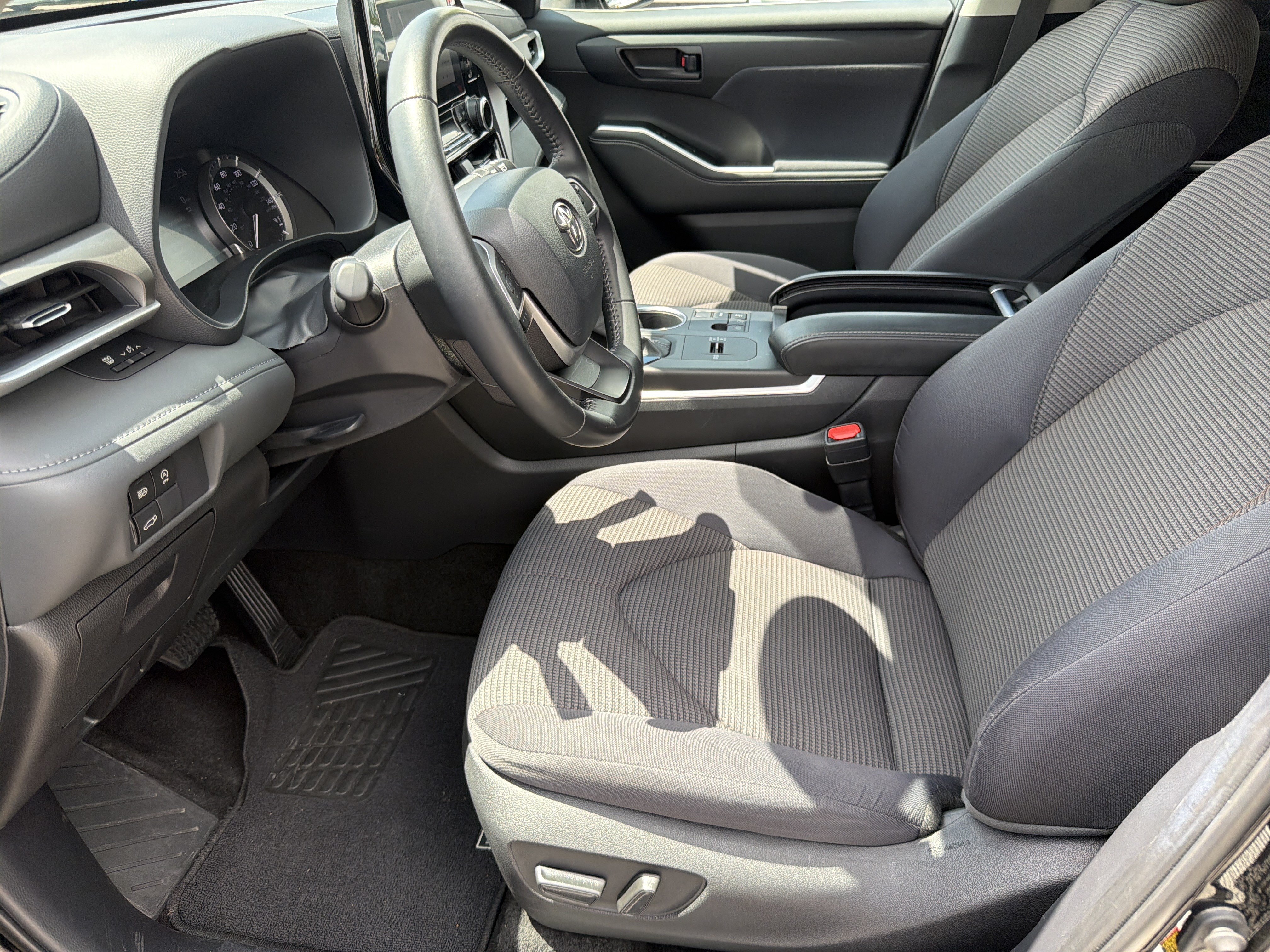 Certified 2025 Toyota Highlander LE FWD image 19