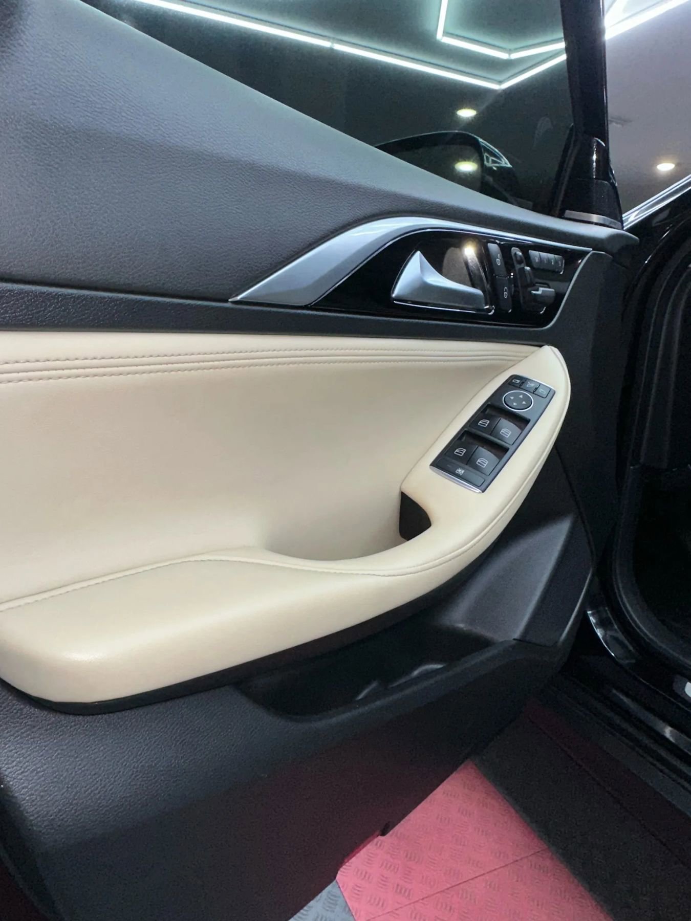 Used 2017 INFINITI QX30 Premium w/ Navigation Package image 9