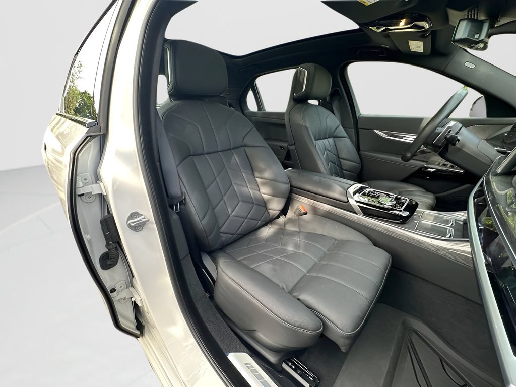 Certified 2024 BMW 760i xDrive w/ Executive Package AWD/4WD image 25