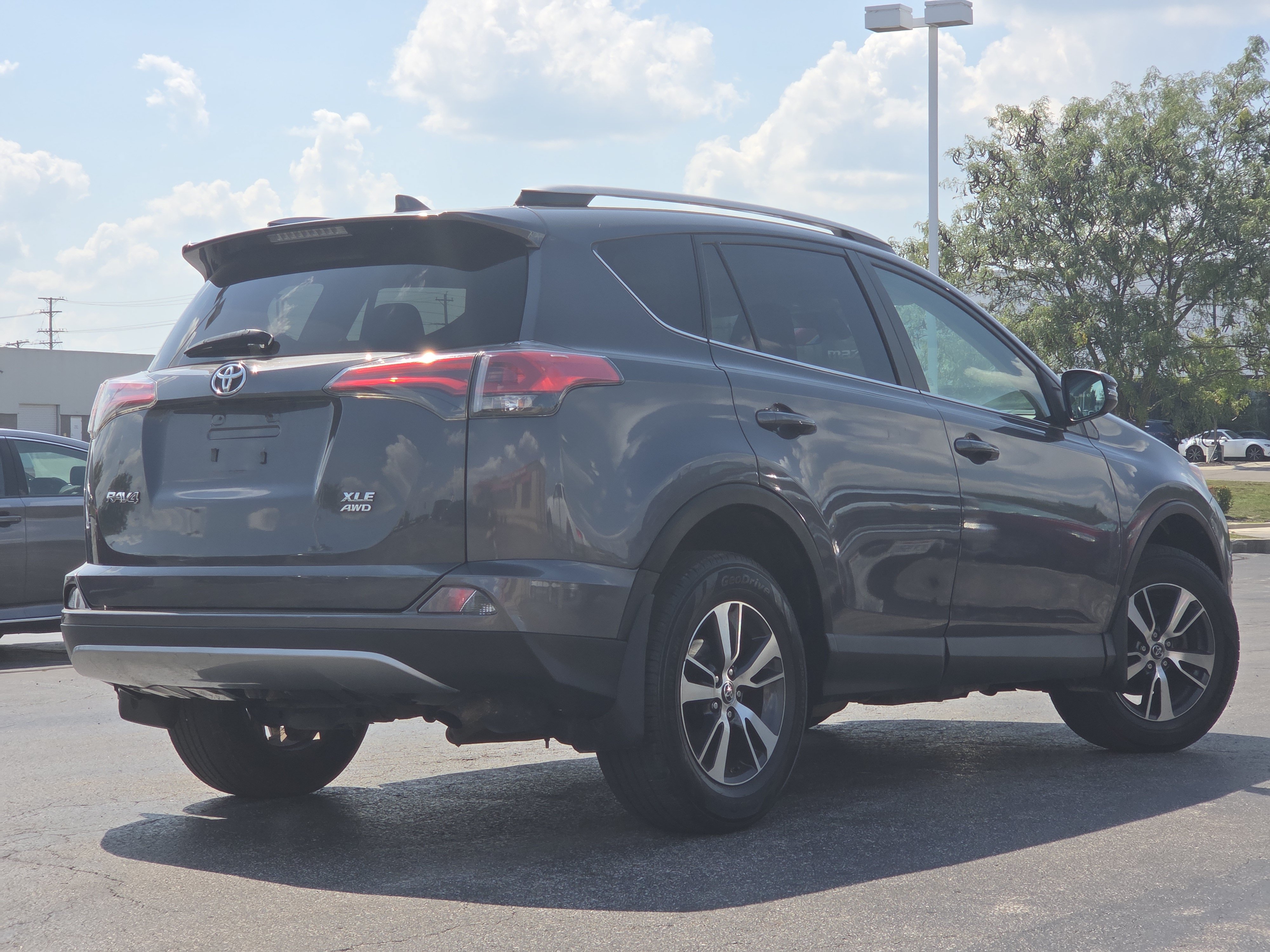 Used 2018 Toyota RAV4 XLE AWD/4WD image 5