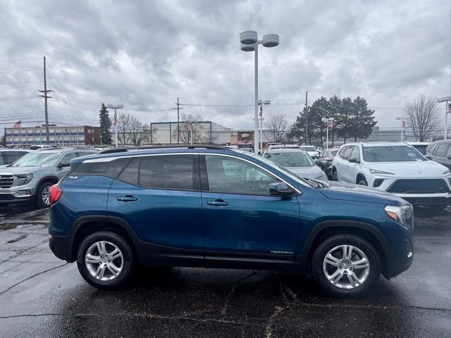 Used 2020 GMC Terrain SLE w/ Driver Convenience Package image 4