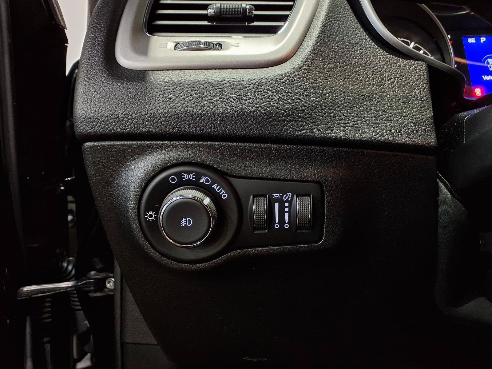 Certified 2020 Jeep Compass Latitude w/ Cold Weather Group AWD/4WD image 16