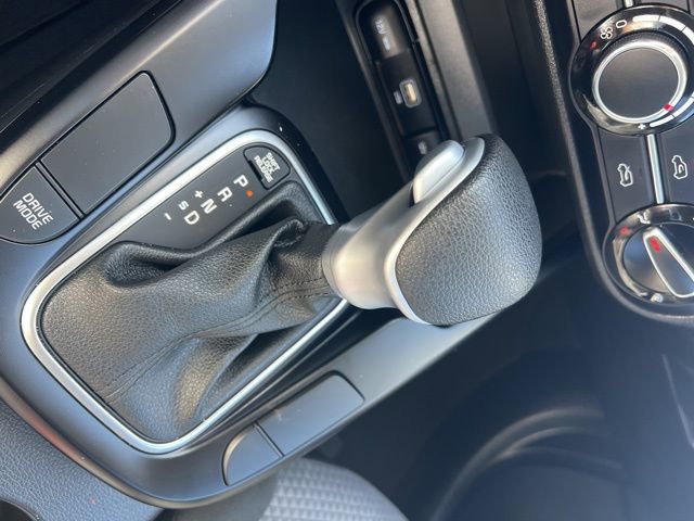 Used 2025 Kia Soul LX w/ LX Technology Package FWD image 17