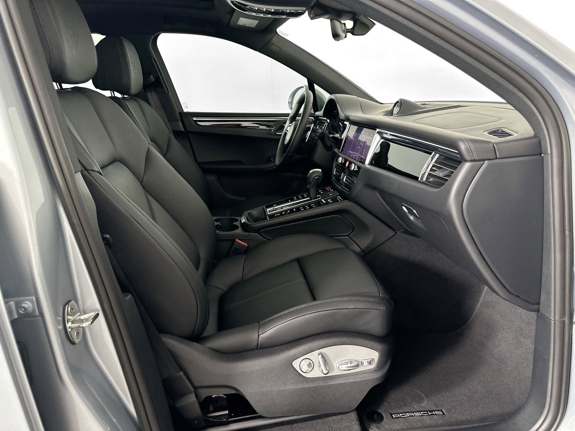 Certified 2025 Porsche Macan image 29