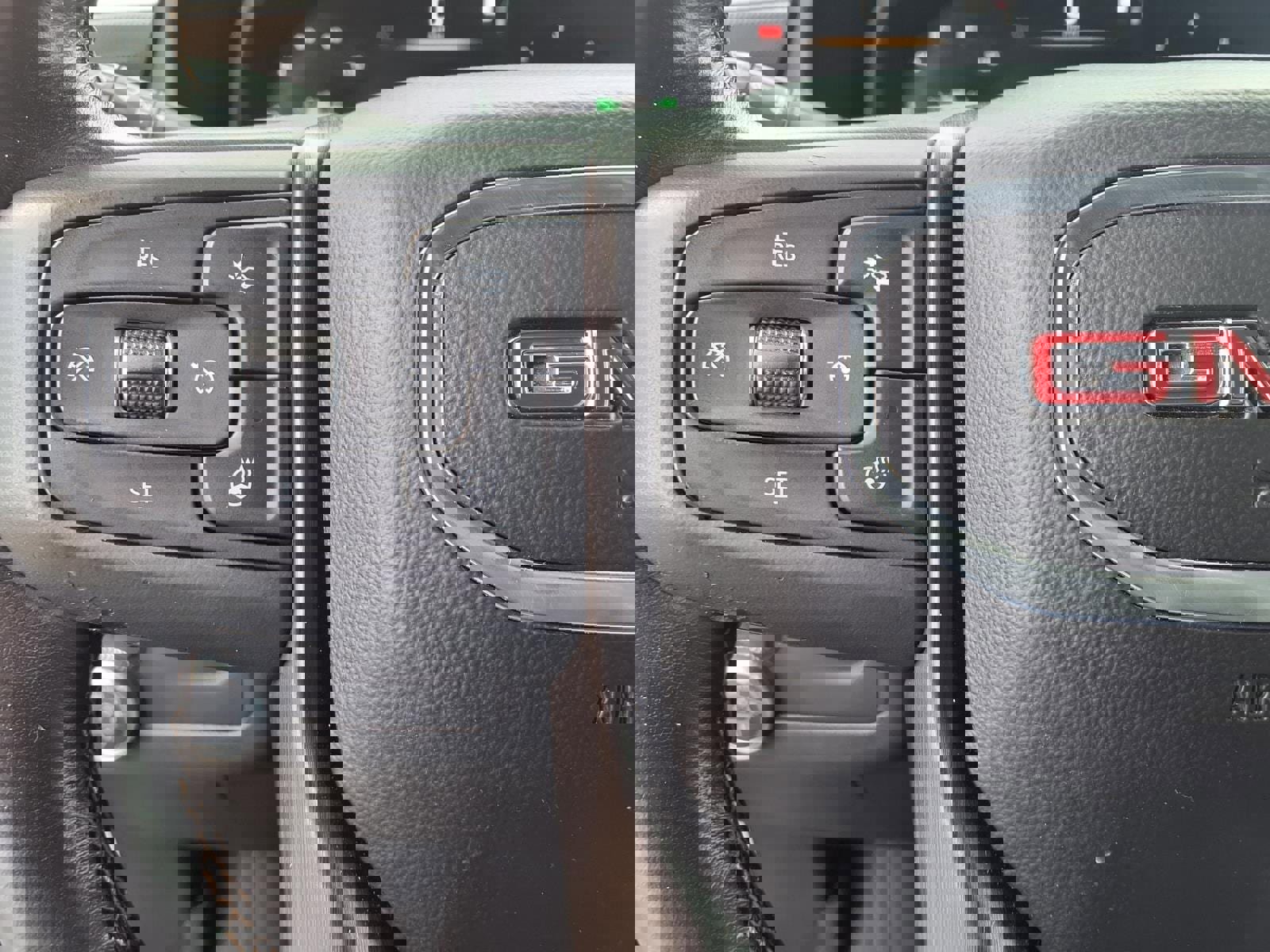 Used 2022 GMC Yukon AT4 w/ Technology Package image 15