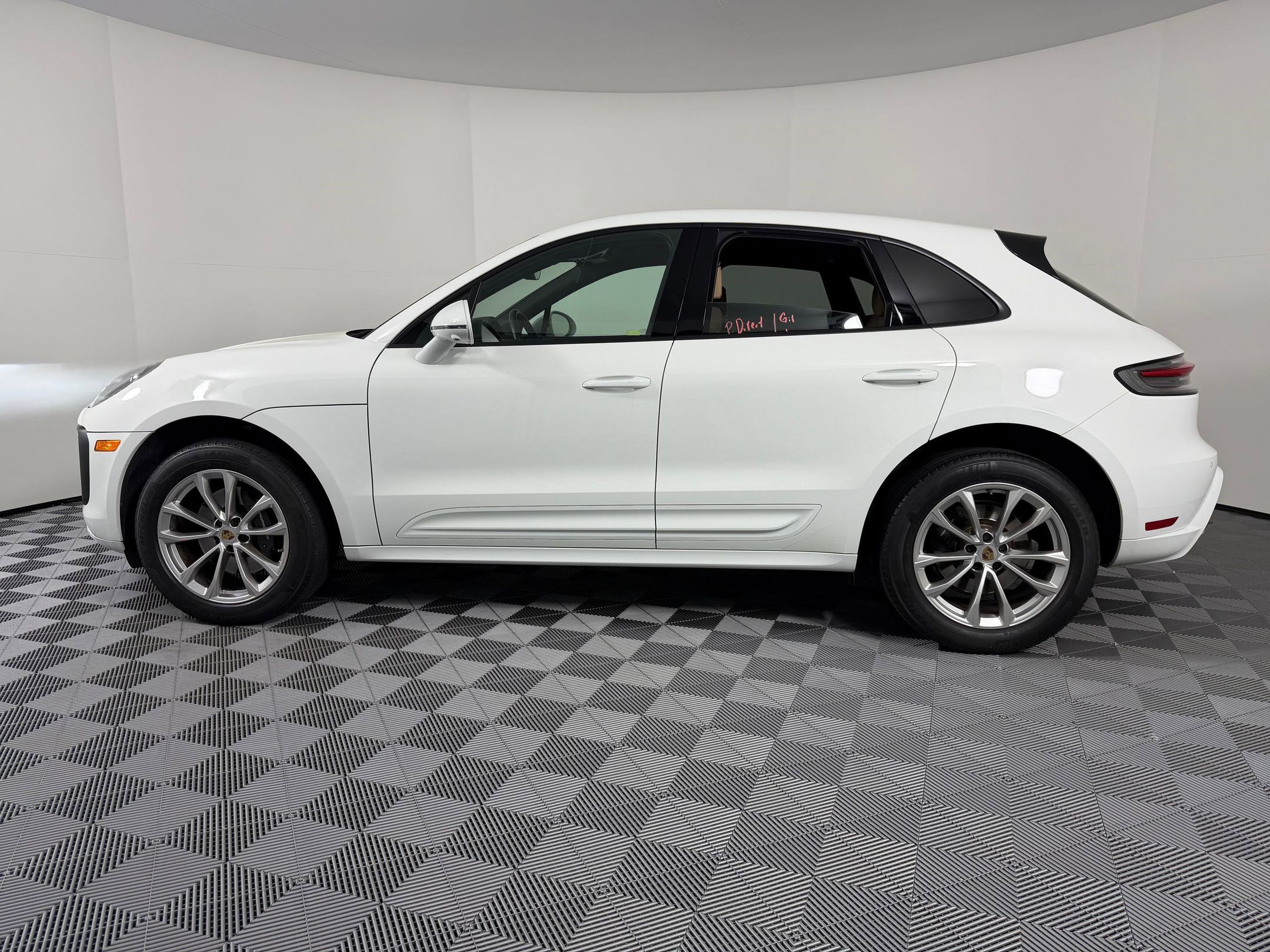 Certified 2023 Porsche Macan image 2