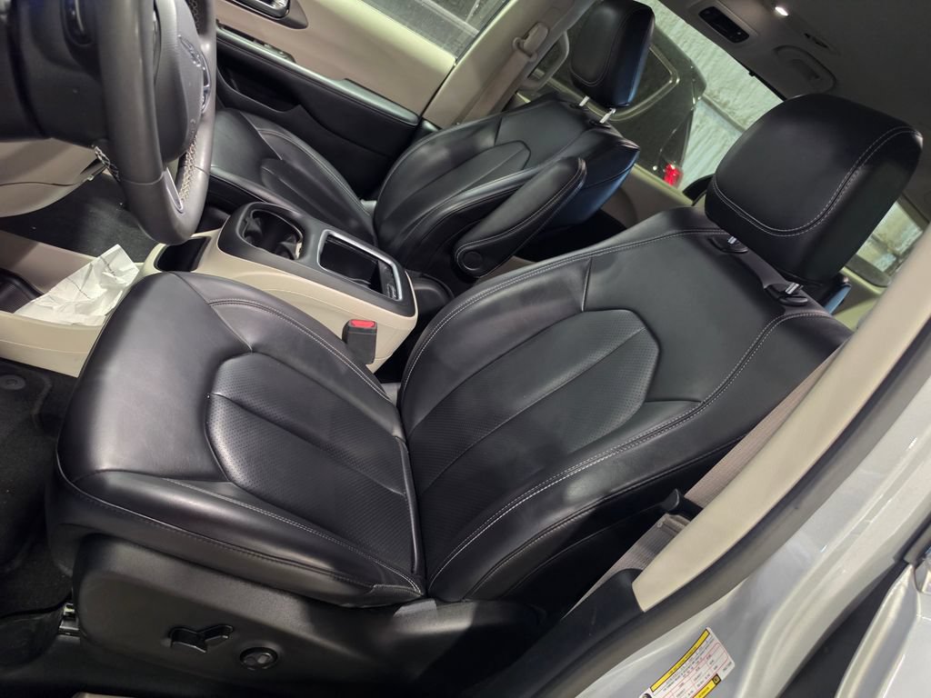 Used 2023 Chrysler Pacifica Touring-L FWD image 6