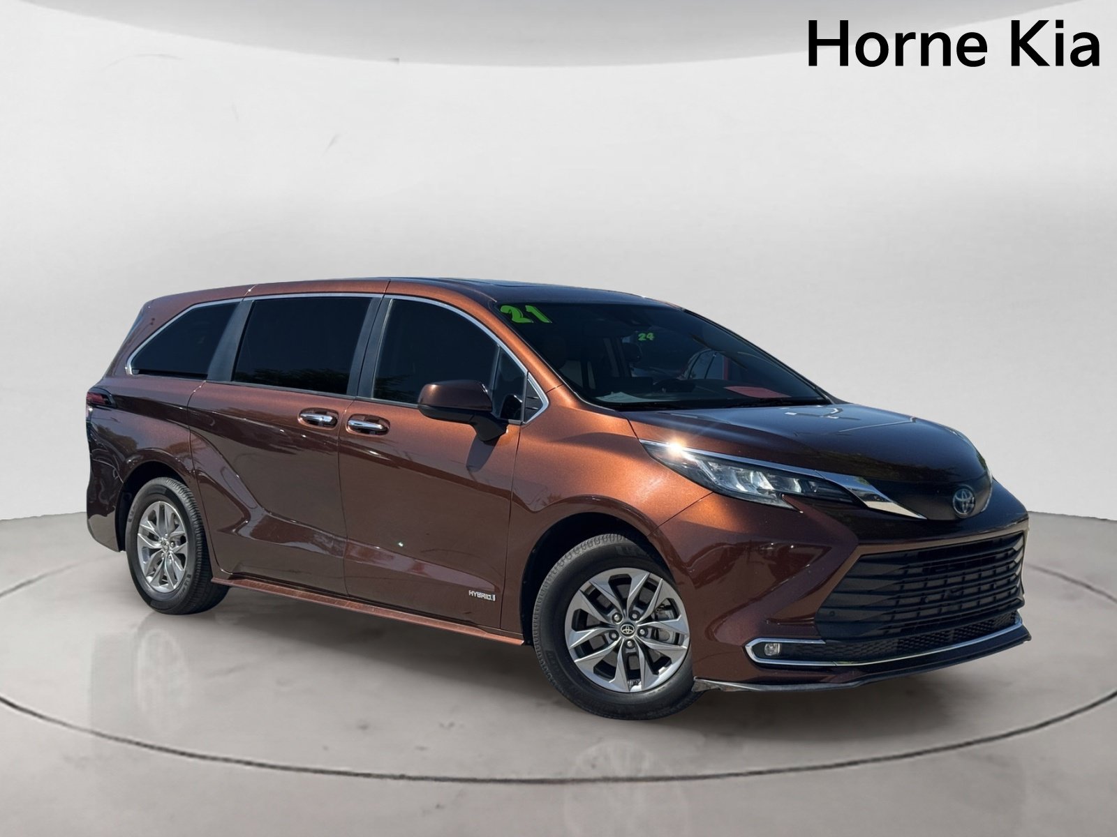 Used 2021 Toyota Sienna XLE FWD image 2