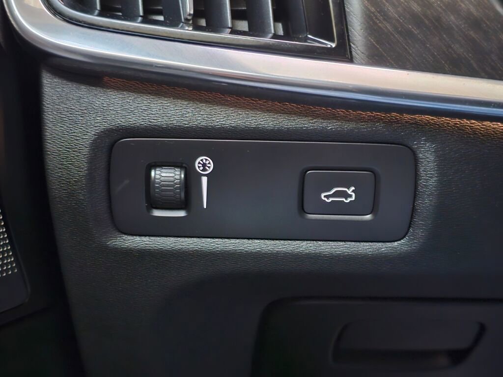 Used 2017 Volvo V90 T6 Cross Country image 33