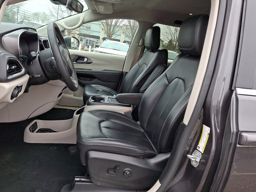 Used 2023 Chrysler Pacifica Touring-L image 24