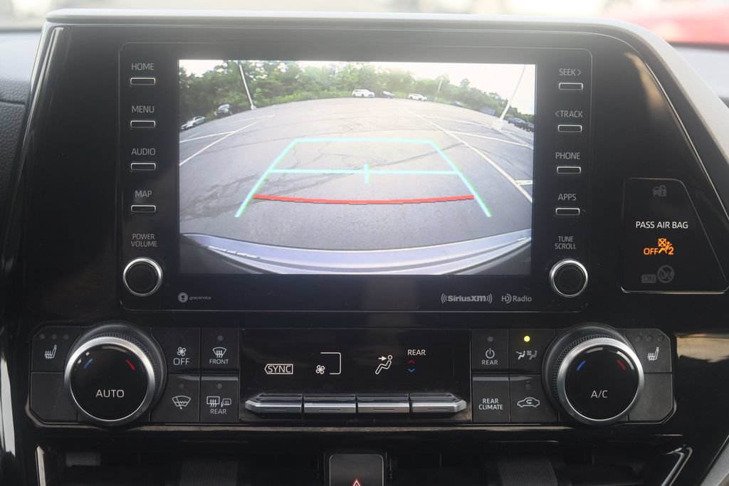 Used 2021 Toyota Highlander XLE AWD/4WD image 13