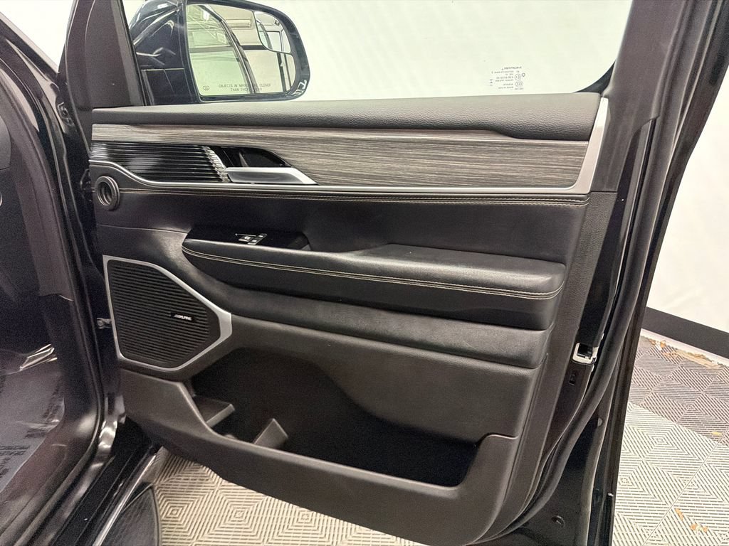 Used 2024 Jeep Wagoneer L Series II RWD image 16