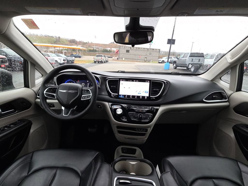 Used 2023 Chrysler Pacifica Touring-L image 28
