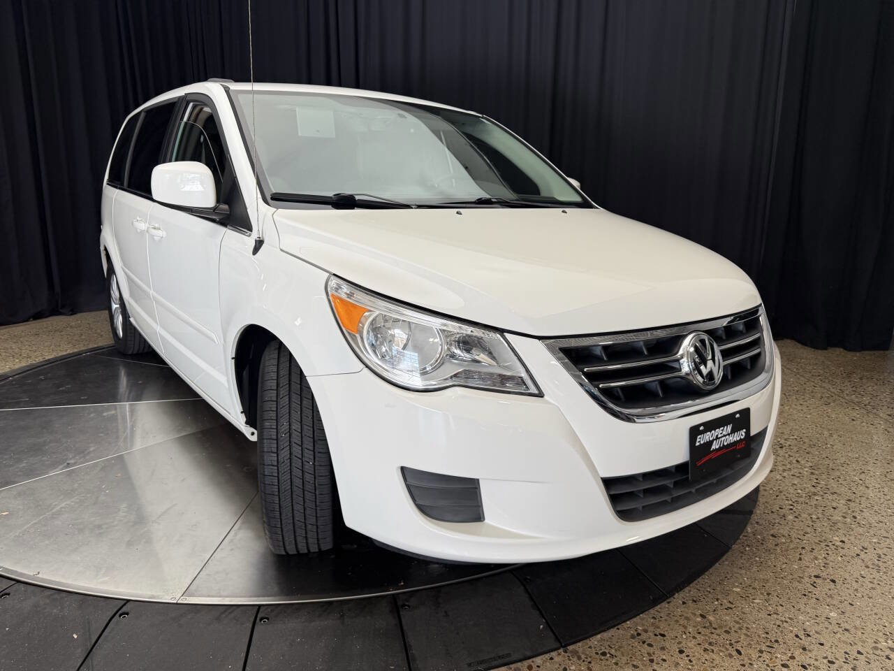 Used 2012 Volkswagen Routan SE FWD image 11