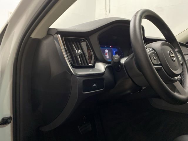 Used 2025 Volvo XC60 B5 Core image 34
