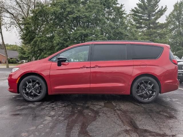 New 2026 Chrysler Pacifica Limited w/ S Appearance Package image 13