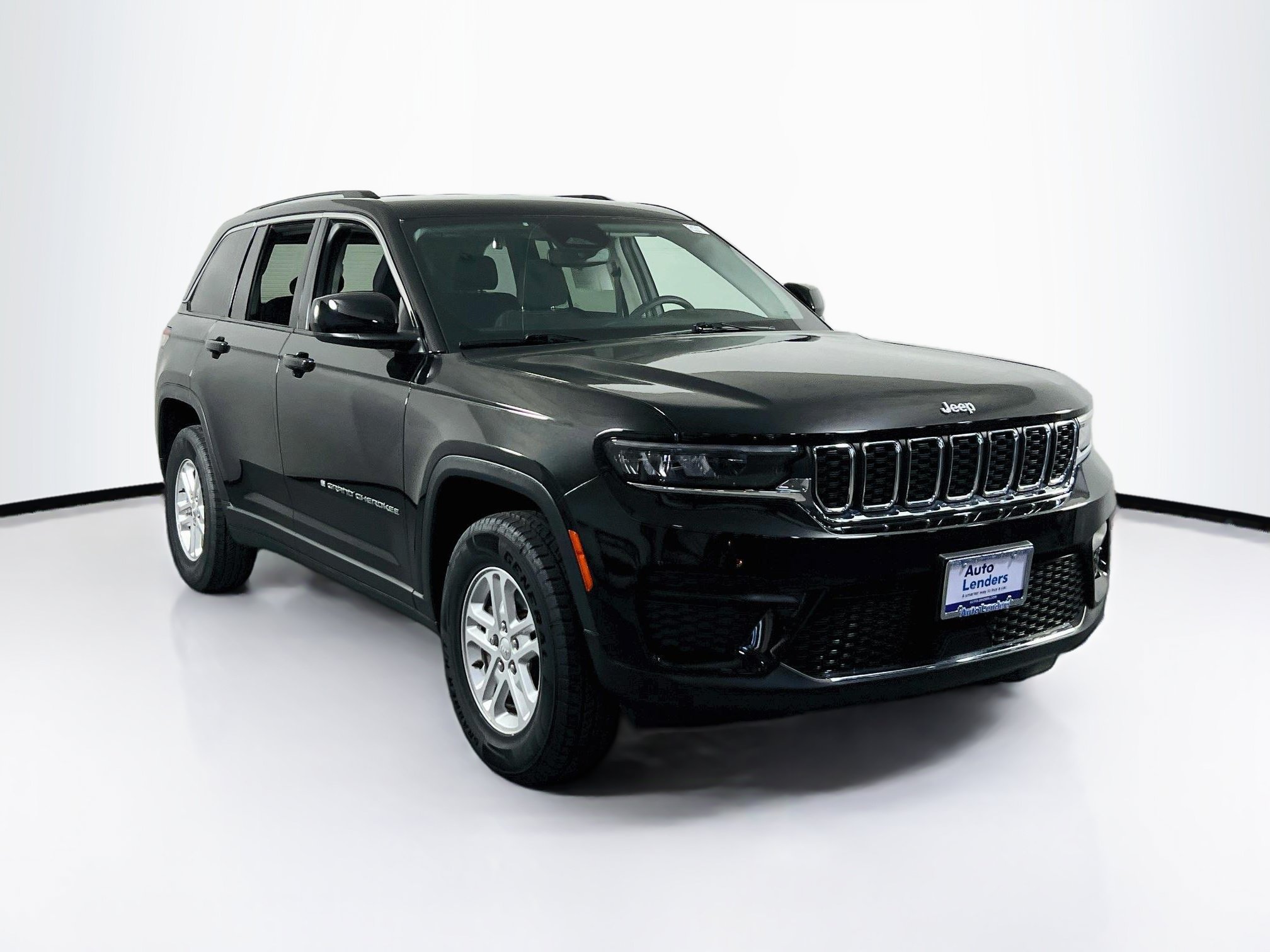 Used 2023 Jeep Grand Cherokee Laredo w/ Luxury Tech Group I AWD/4WD image 3