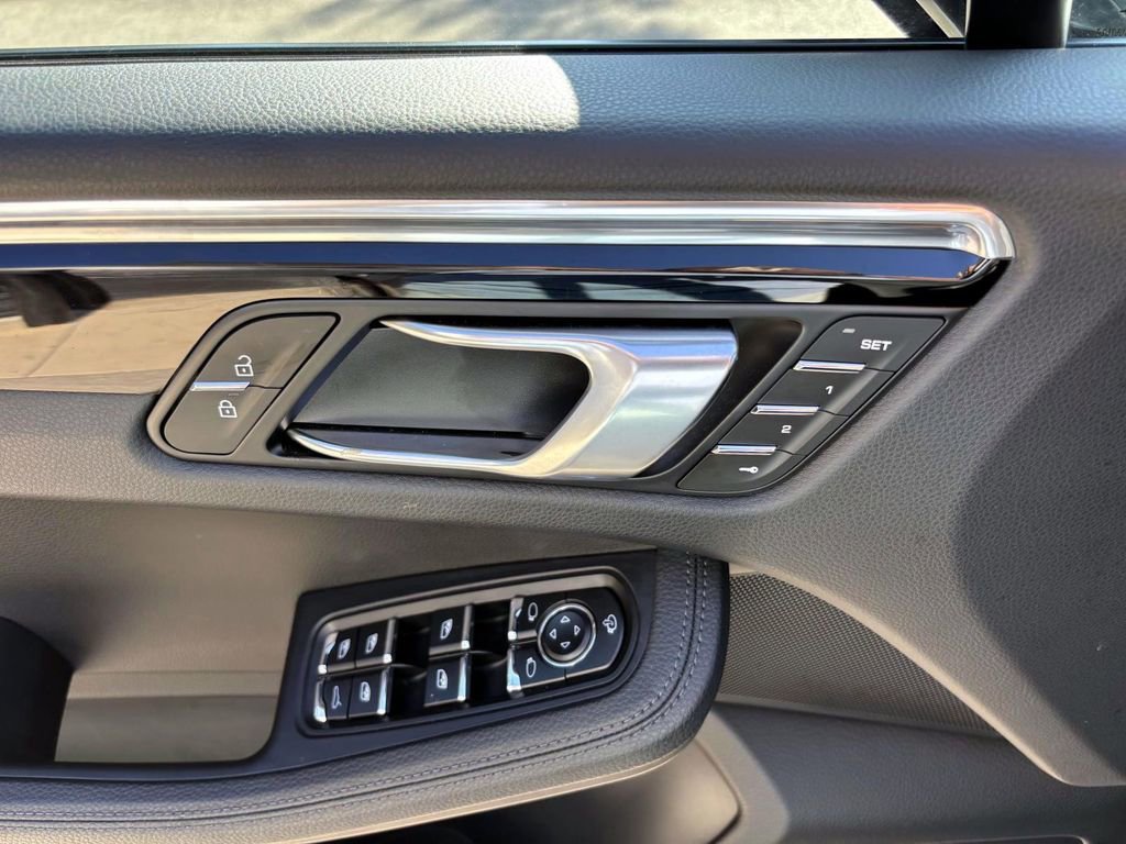 Certified 2025 Porsche Macan image 23