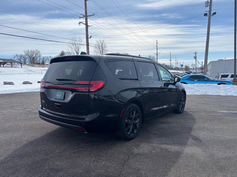Used 2025 Chrysler Pacifica Limited image 5