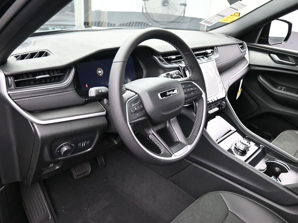 New 2025 Jeep Grand Cherokee Altitude image 10
