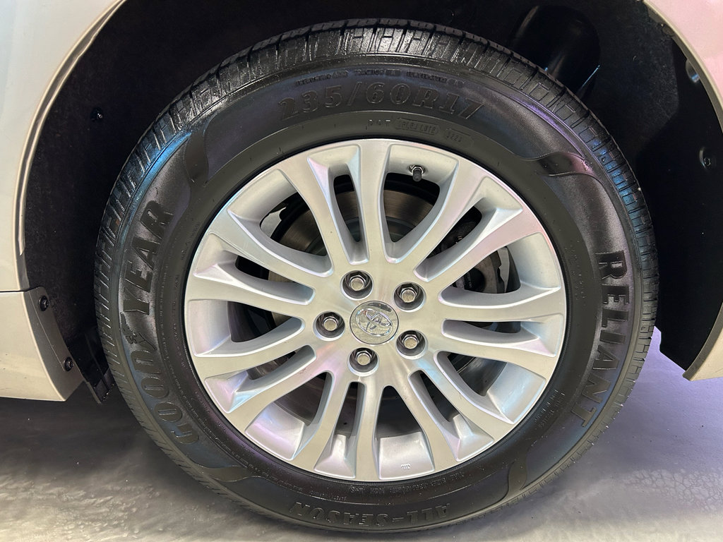 Used 2017 Toyota Sienna XLE w/ XLE Navigation Package FWD image 27