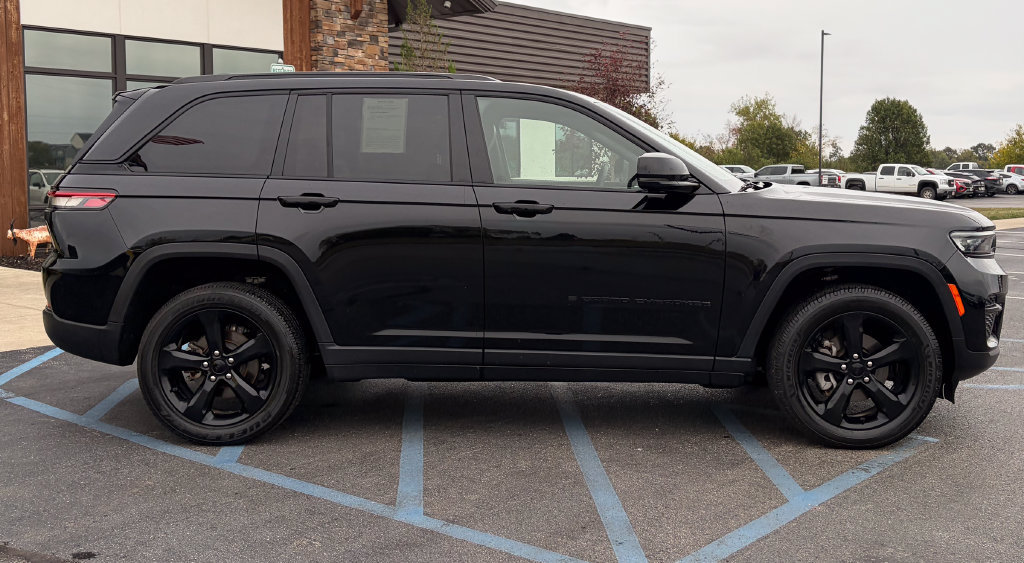 Used 2023 Jeep Grand Cherokee Altitude AWD/4WD image 23