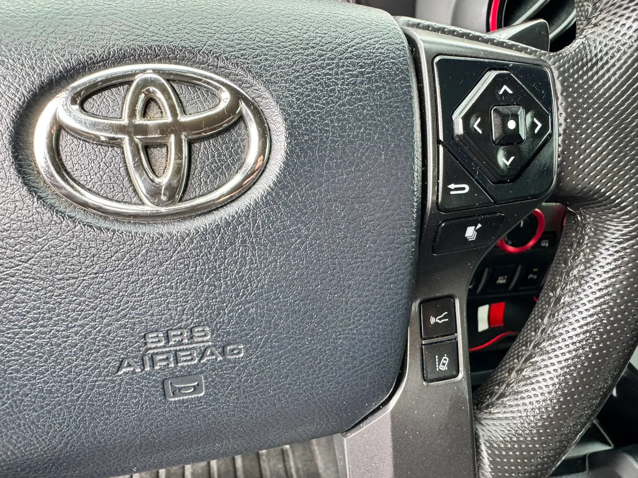 Used 2018 Toyota Tacoma TRD Off-Road w/ Technology Package AWD/4WD image 23