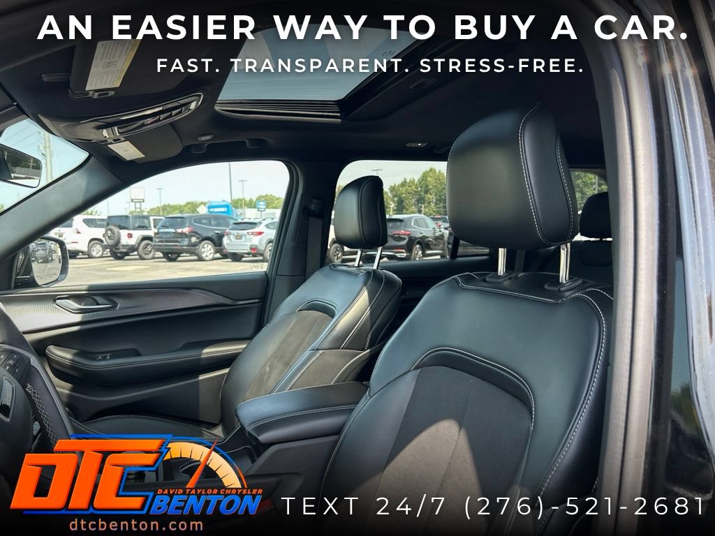 Used 2025 Jeep Grand Cherokee Altitude AWD/4WD image 9