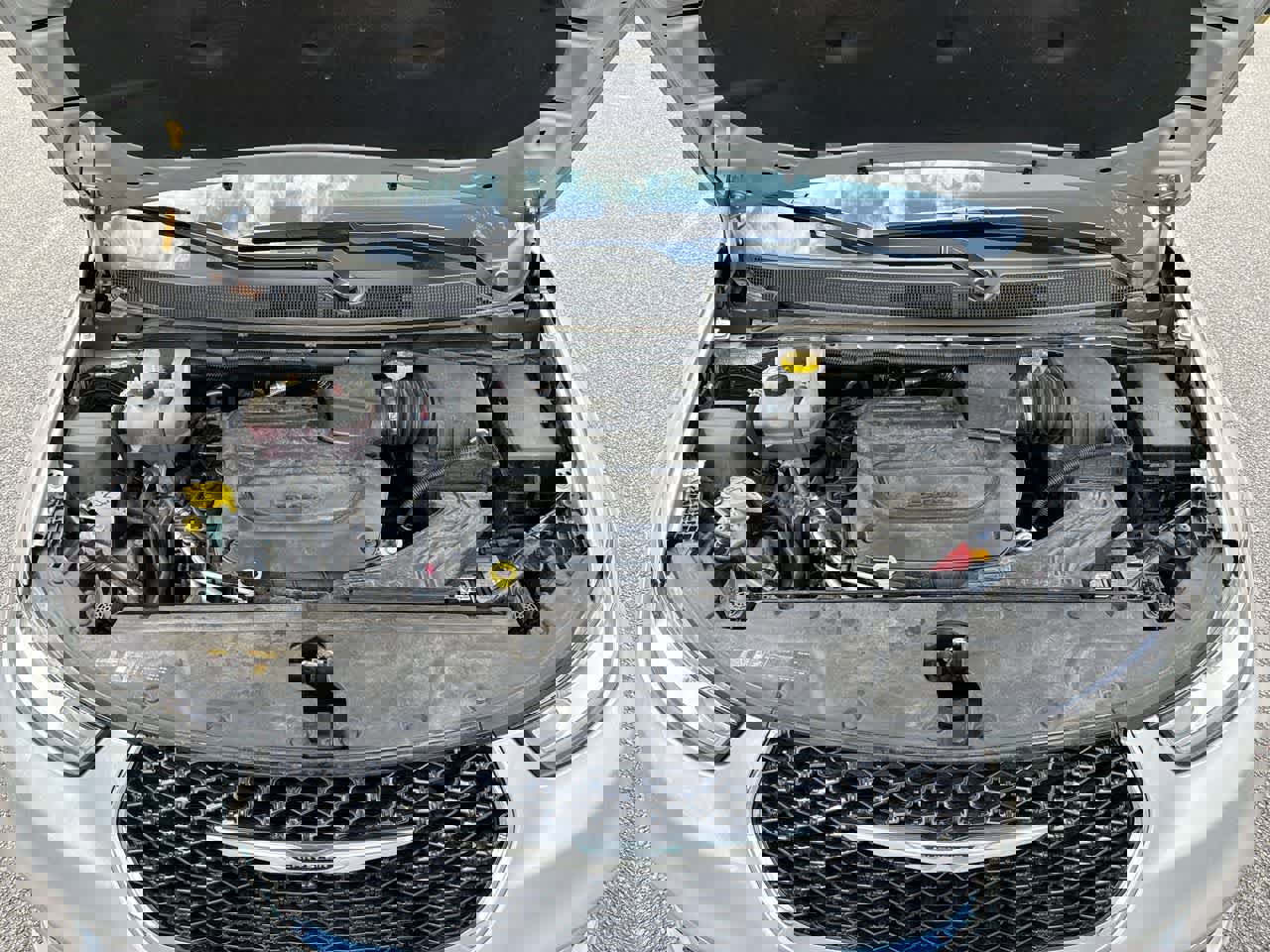 Used 2024 Chrysler Pacifica Touring-L image 28