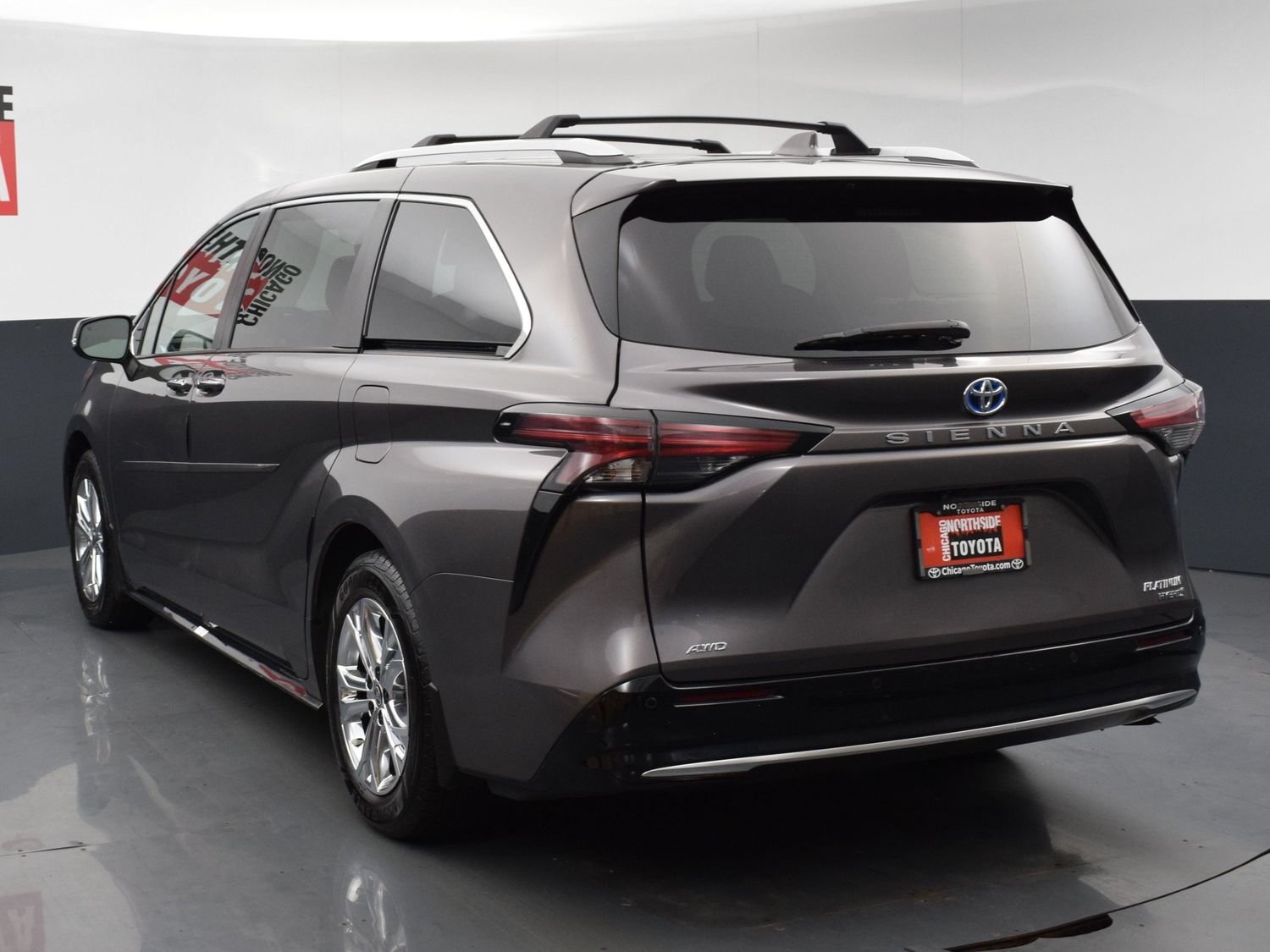 Used 2024 Toyota Sienna Platinum AWD/4WD image 3