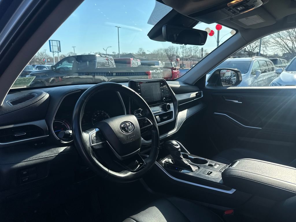 Used 2020 Toyota Highlander XLE AWD/4WD image 16