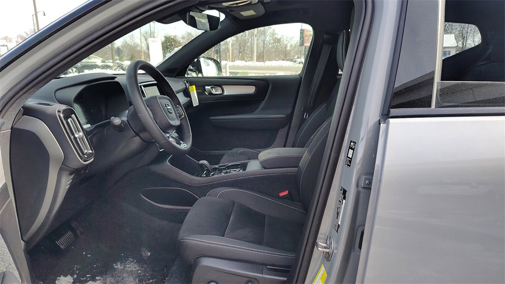 New 2026 Volvo XC40 B5 Ultra w/ Protection Package Premier image 7