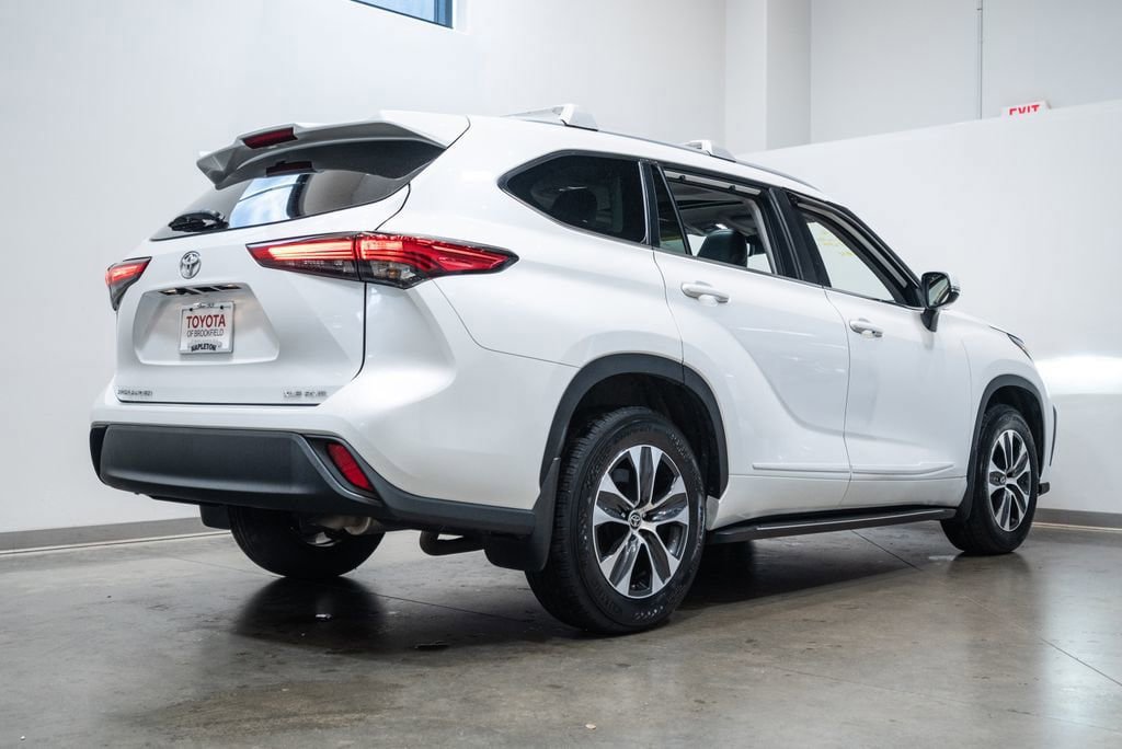 Used 2023 Toyota Highlander XLE AWD/4WD image 9