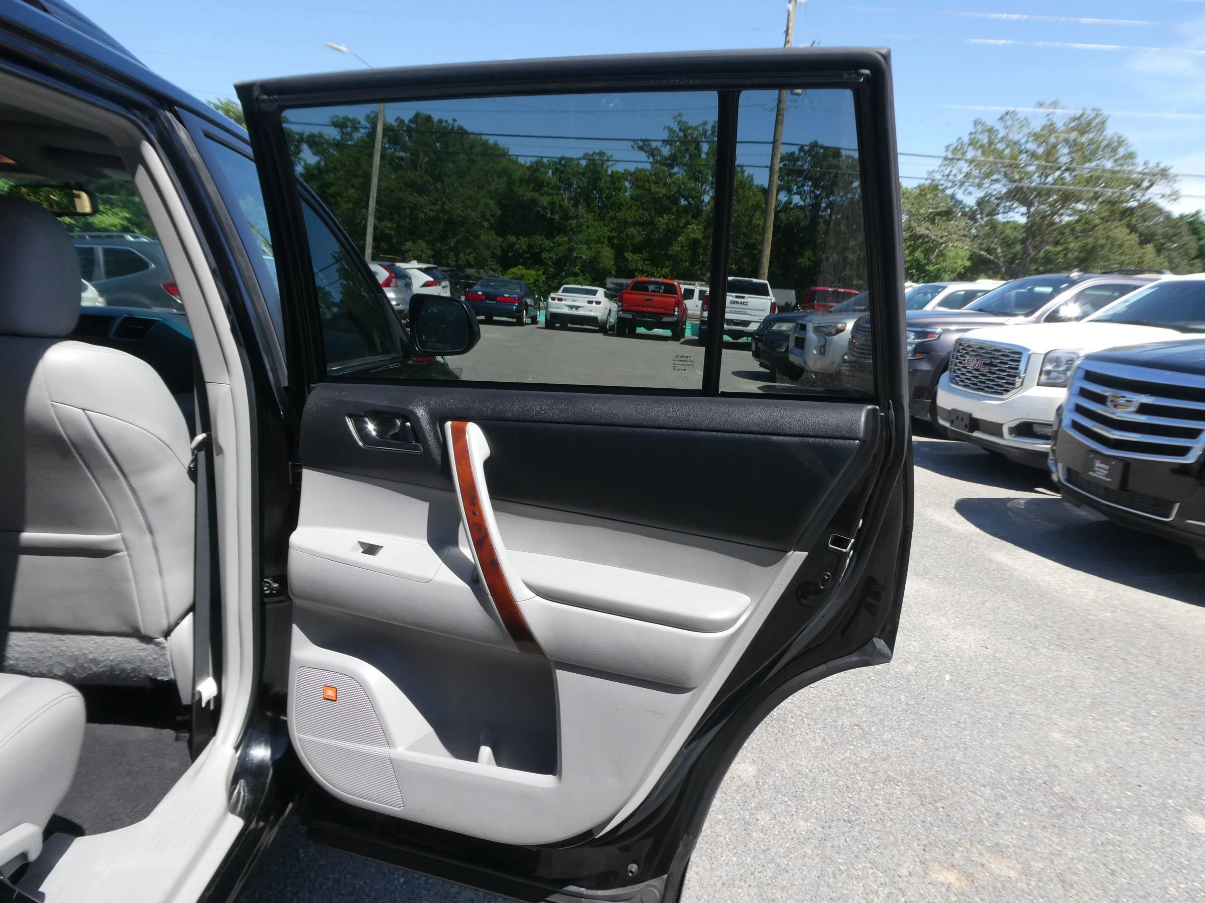 Used 2012 Toyota Highlander Limited w/ Tow Pkg FWD image 26