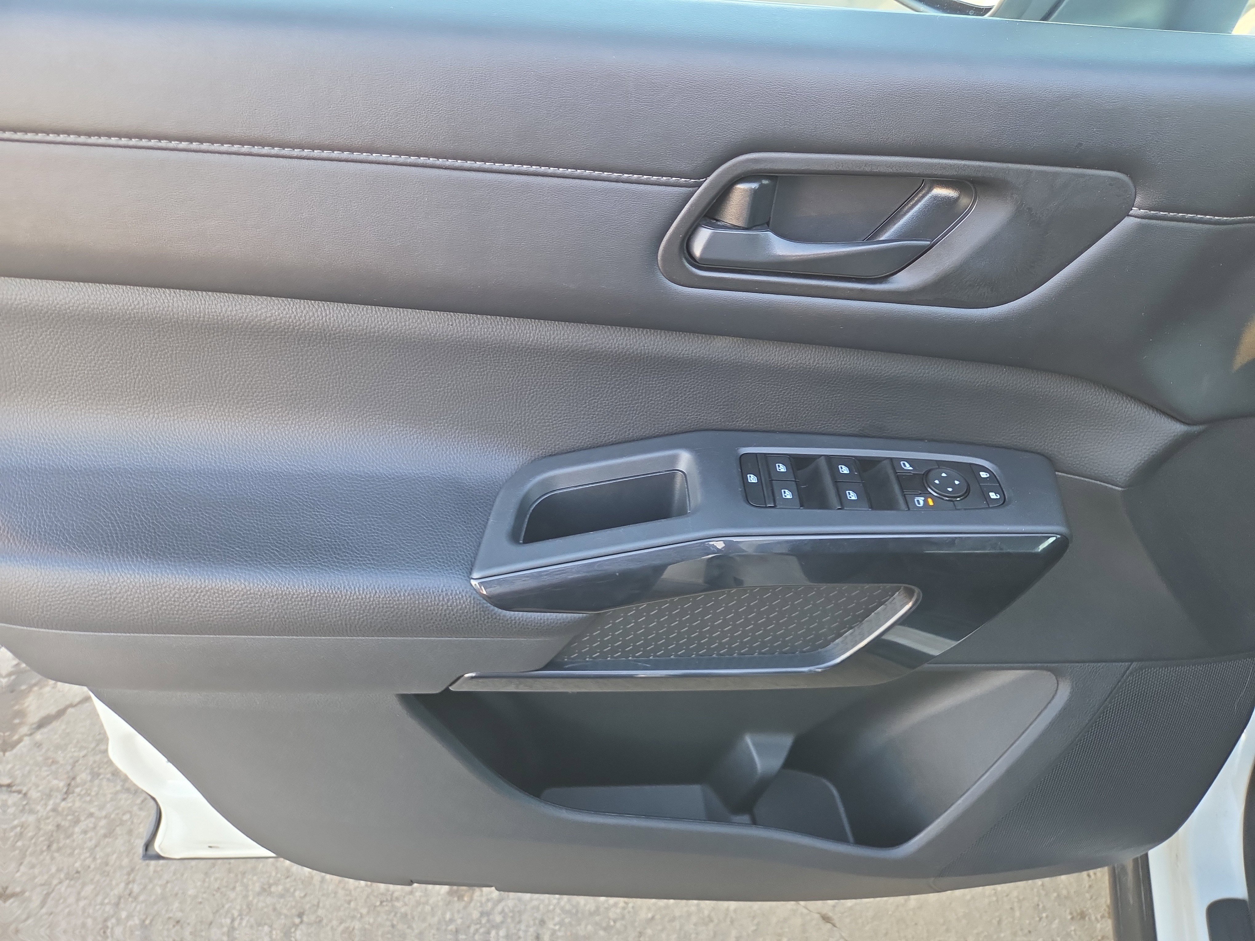 Used 2024 Nissan Pathfinder SV image 6