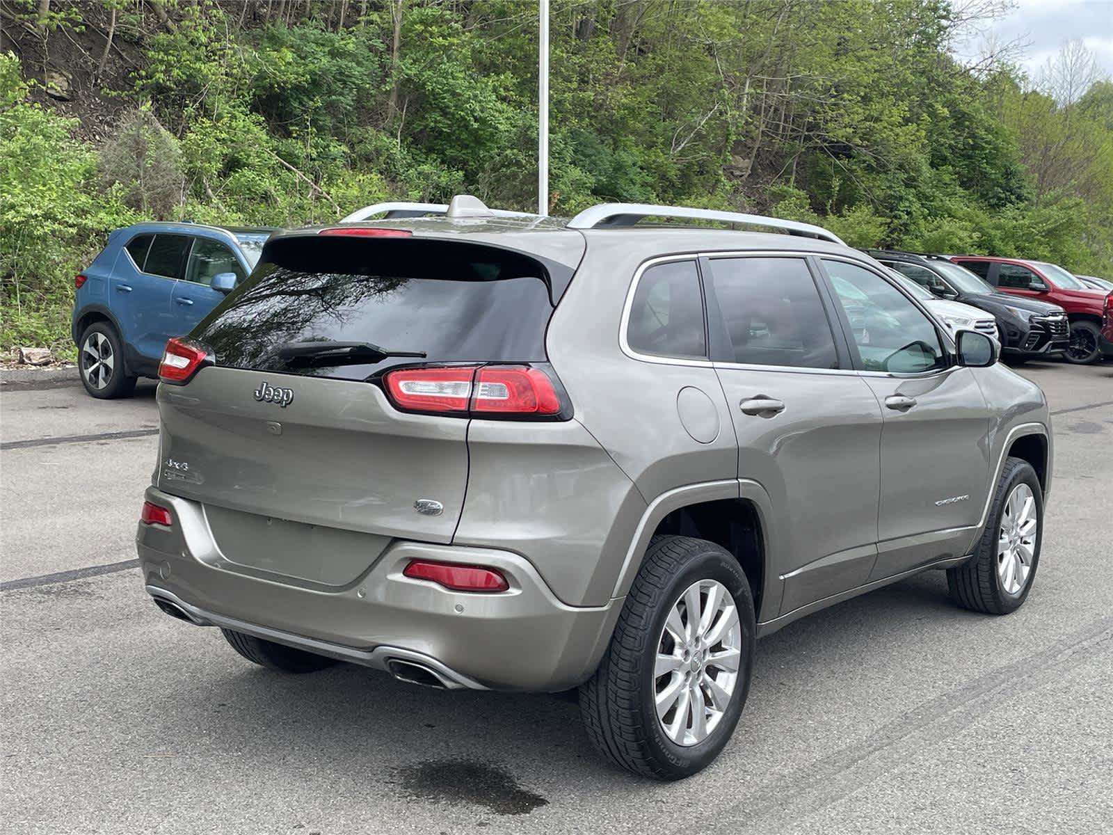 Used 2016 Jeep Cherokee Overland AWD/4WD image 5