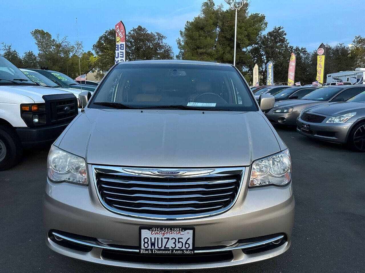 Used 2014 Chrysler Town & Country Touring FWD image 2
