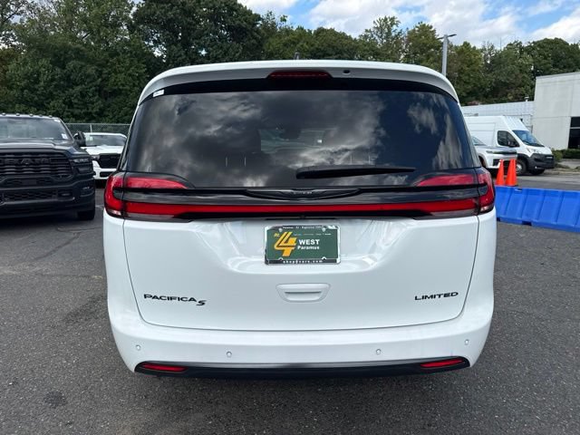 Used 2025 Chrysler Pacifica Limited FWD image 19